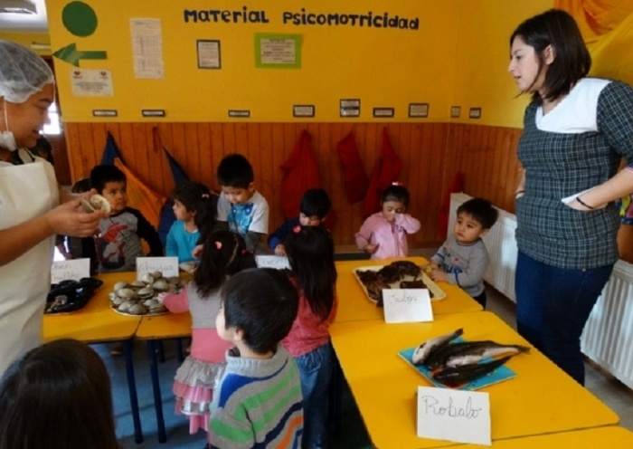  Niños y niñas de 'Michelle Bachelet' celebraron mes del mar degustando sus maravillas