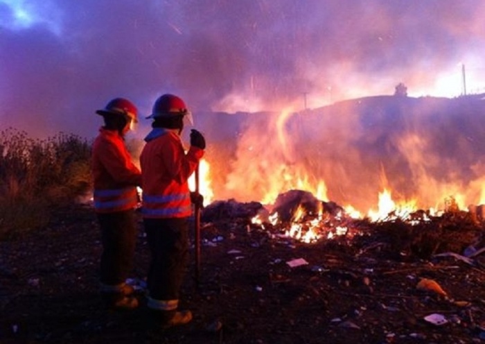 Bomberos realiza quema controlada para evitar futuros incendios en sector pozo de lastre