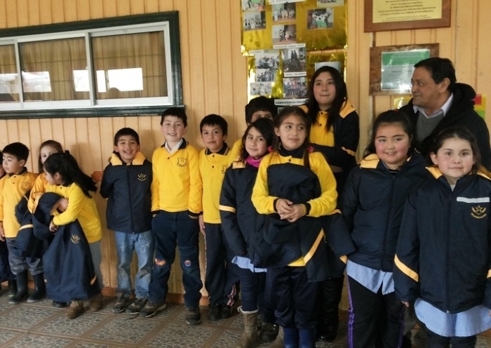 Estudiantes de la Escuela Rural Estrella de Chile estrenaron nuevo uniforme