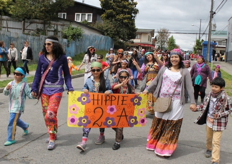 Desfile de comparsas iluminó un nublado día en Paillaco