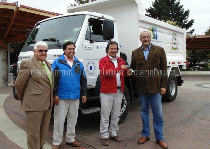Intendente Azurmendi entregó manejando un nuevo camión tolva a la comuna de Paillaco