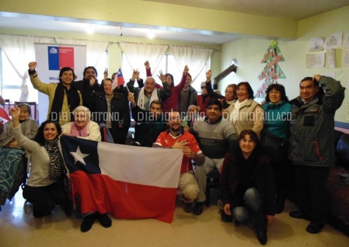 Adultos mayores de Paillaco sufrieron con la selección chilena, pero disfrutaron de la compañía de autoridades regionales