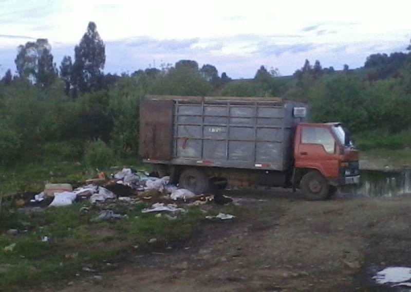 Sorprenden a camión de transporte de ganado botando basura en sector “Isla Kem”