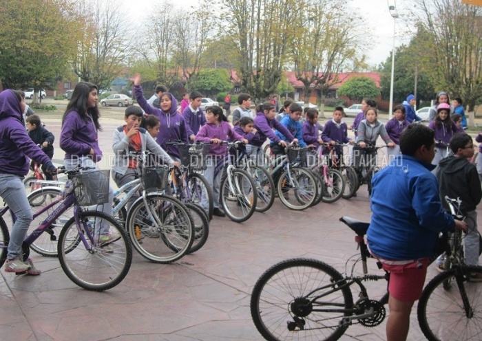 Colegio Cardenal Raúl Silva Henríquez se tomó las calles de Paillaco con una alegre cicletada