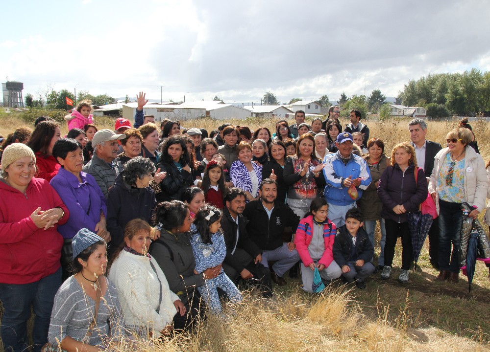 Comités Bicentenario y San Alberto Hurtado hicieron entrega de terreno a empresa constructora de sus casas