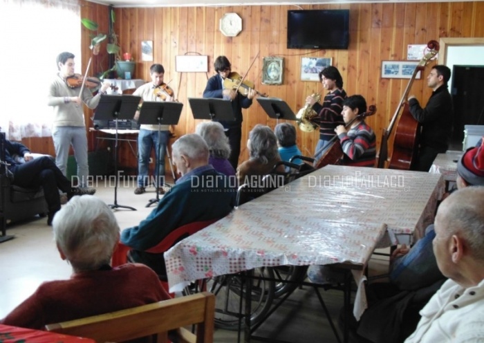 Orquesta de Cámara de Valdivia sorprendió a los residentes de la Casa de Reposo Juan Pablo II