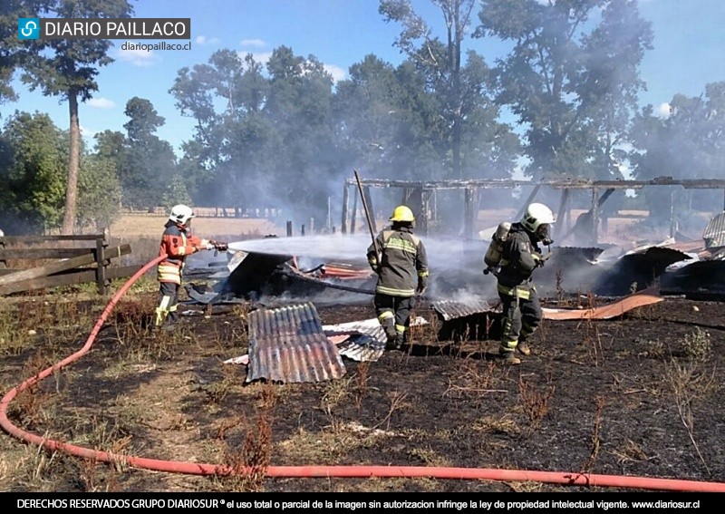 Incendio destruyó por completo un galpón en Manao Alto