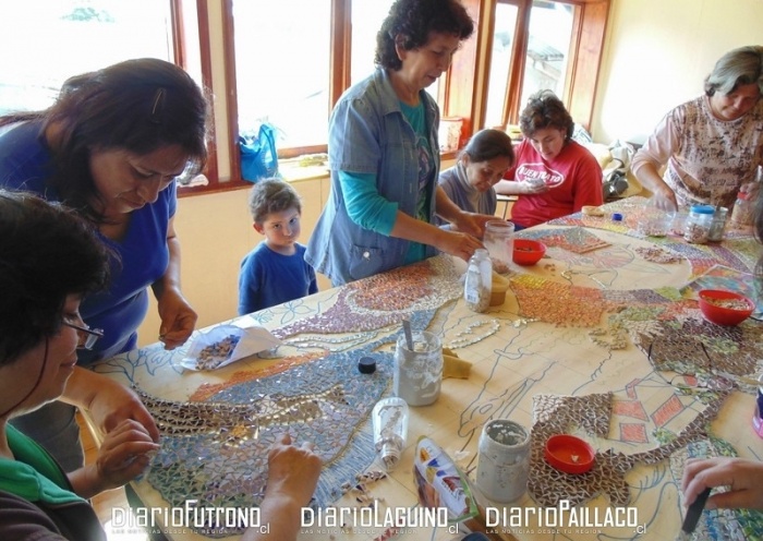Mujeres paillaquinas comparten su talento en taller de mosaico