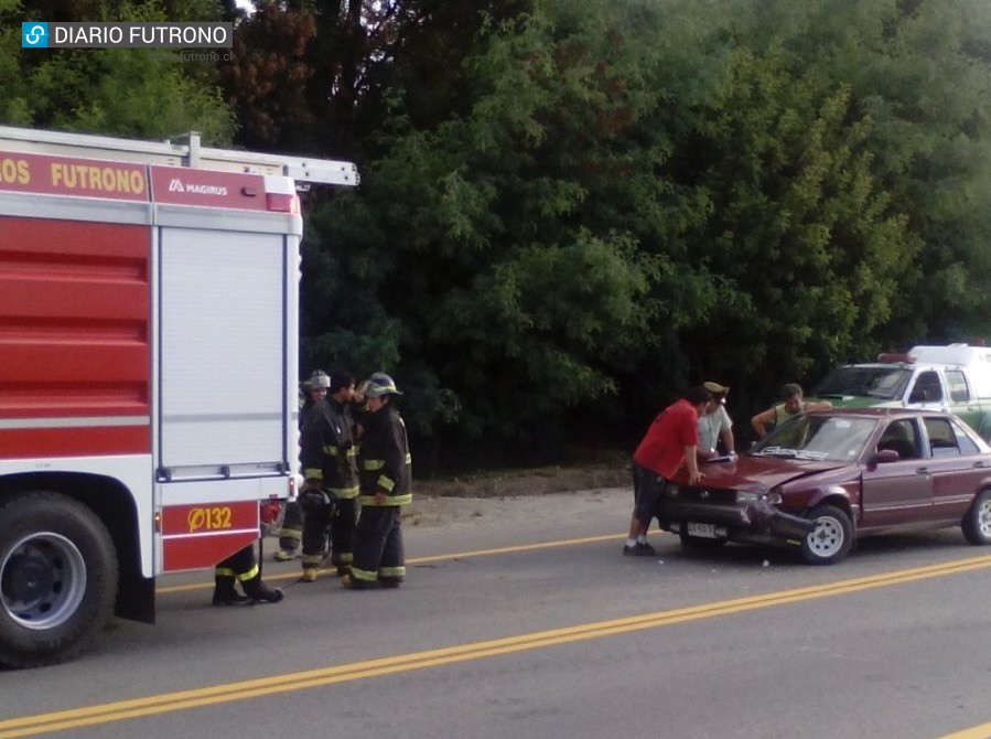 Dos personas lesionadas tras colisión vehicular en Futrono