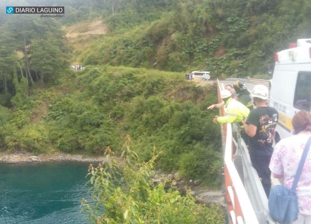 Camión de gas cayó desde puente Malihue, dos personas continúan desaparecidas