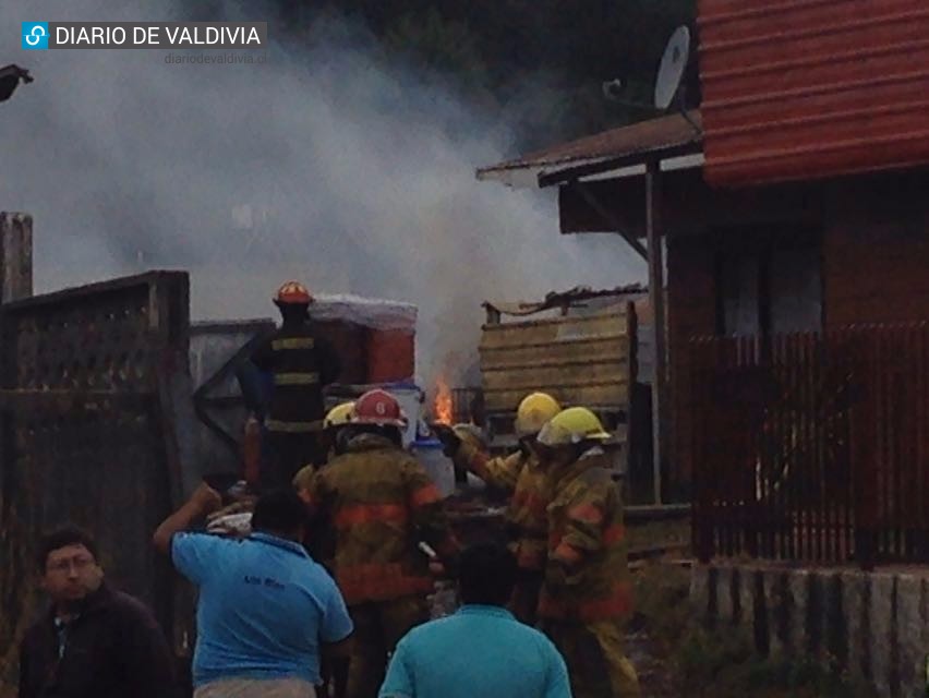 Un herido tras violento incendio a la salida sur de Valdivia