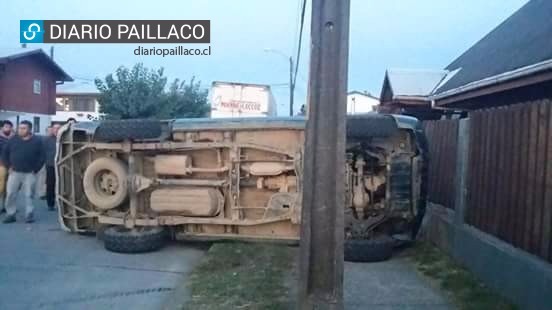  Camioneta volcó tras colisionar con un auto a metros del centro de Paillaco