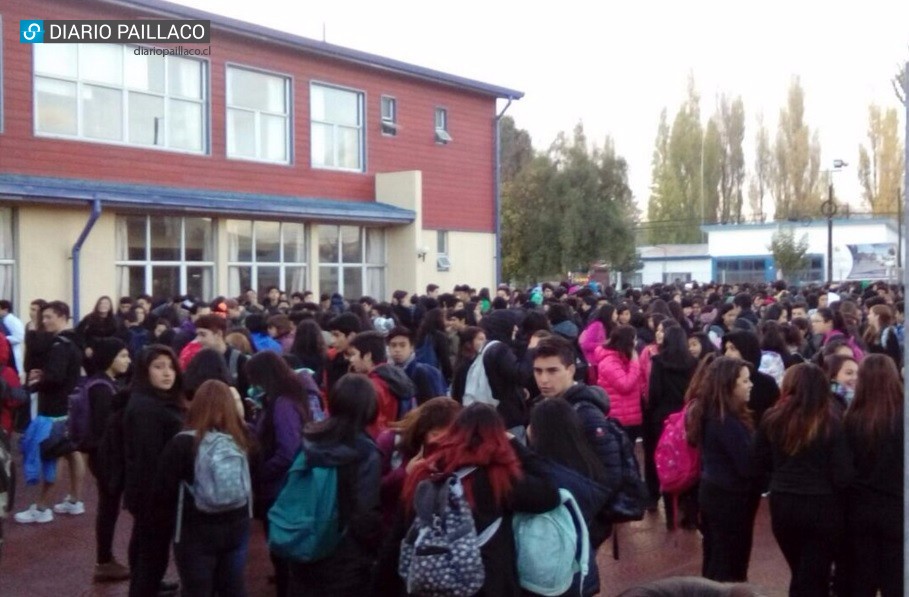 Simulacro en Liceo Rodulfo Amando Philippi movilizó a cerca de 700 personas