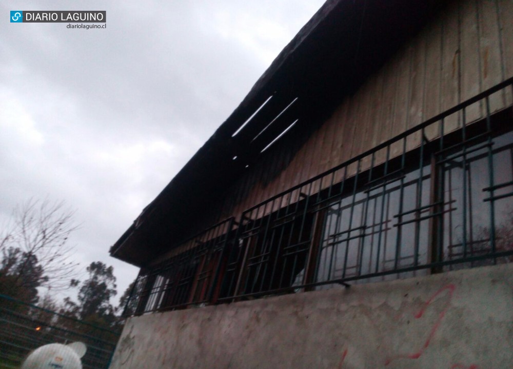 Los Lagos: Principio de incendio afectó a edificio de biblioteca municipal