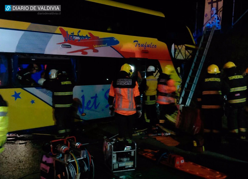 Un muerto y nueve pasajeros heridos dejó accidente de bus Jet Sur a la salida de Valdivia