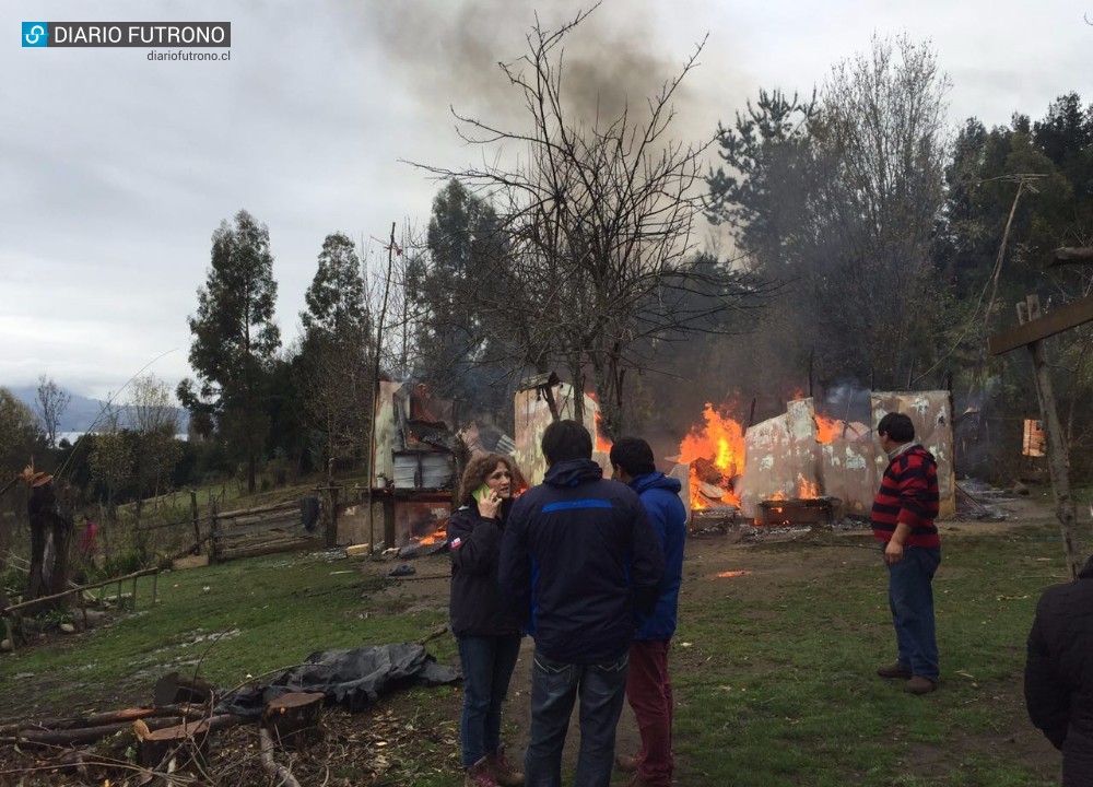 Cinco personas damnificadas deja incendio en Isla Huapi
