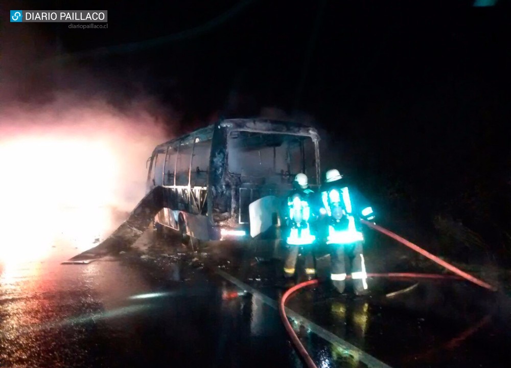 Bus de barristas de Colo Colo ardió en la ruta 5 Sur, a la altura de Pichirropulli