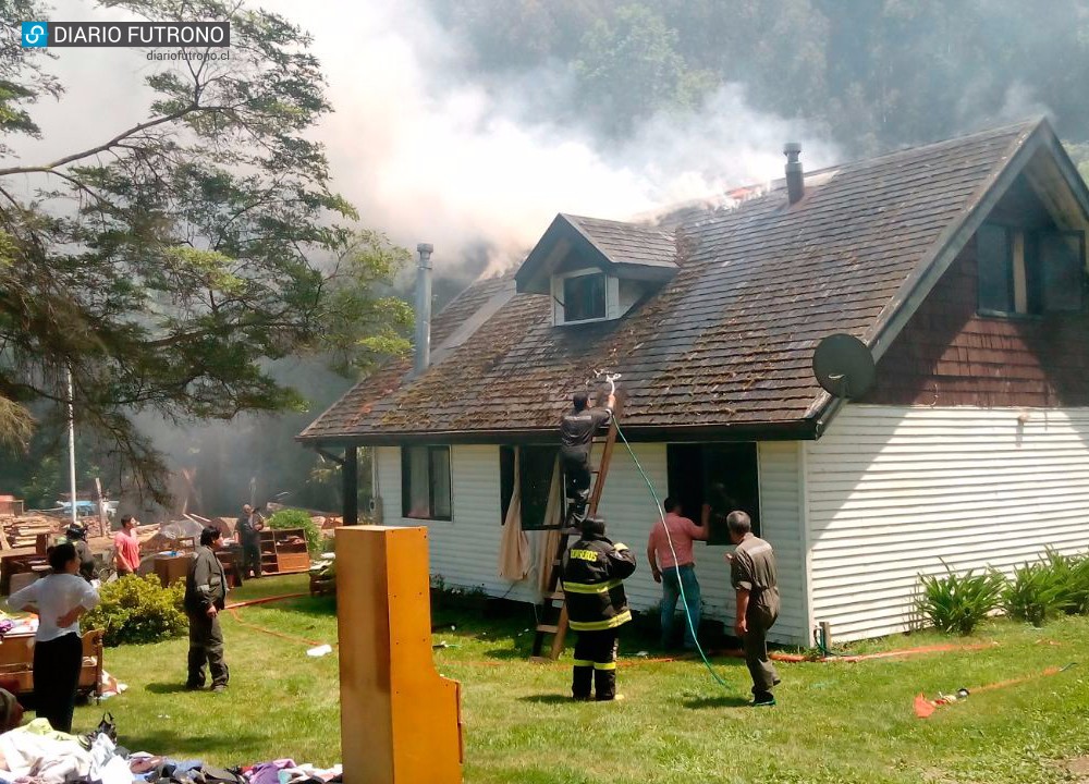  Trabajadores y bomberos evitaron que incendio consumiera casa en Futrono