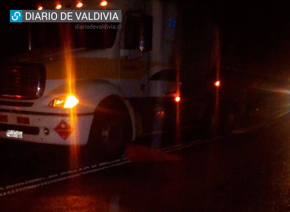 Mujer murió atropellada por camión de combustible en ruta Paillaco- Valdivia
