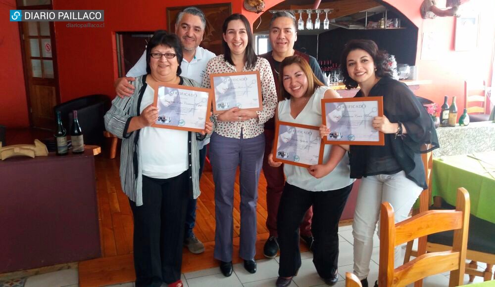 Academia de Peluquería Franco Palma graduó alumnas de Paillaco, Los Lagos y Futrono