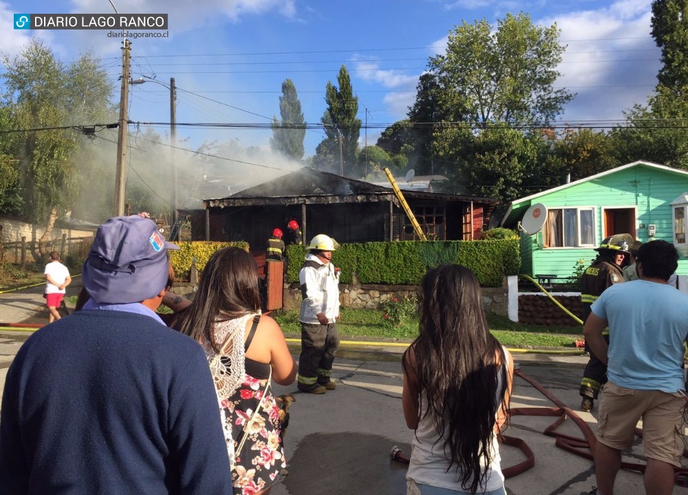 Vivienda terminó casi destruida por un incendio en Lago Ranco
