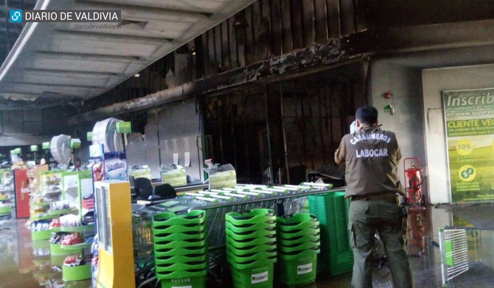 Incendio afectó a Supermercado El Trébol y Farmacia Brand de Simpson en Valdivia