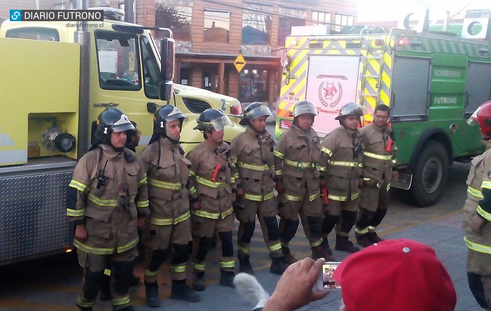 Como héroes fueron recibidos los 9 bomberos futroninos que viajaron a Cauquenes