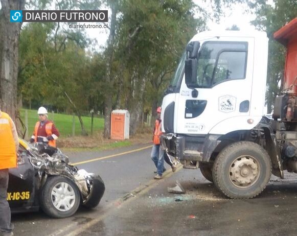 Conocida taxista de Futrono resultó ilesa tras colisionar con camión camino a Osorno
