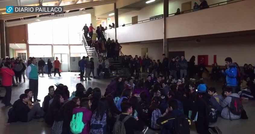  Tensa situación en liceo de Paillaco: grupo de estudiantes habría amenazado a directivos