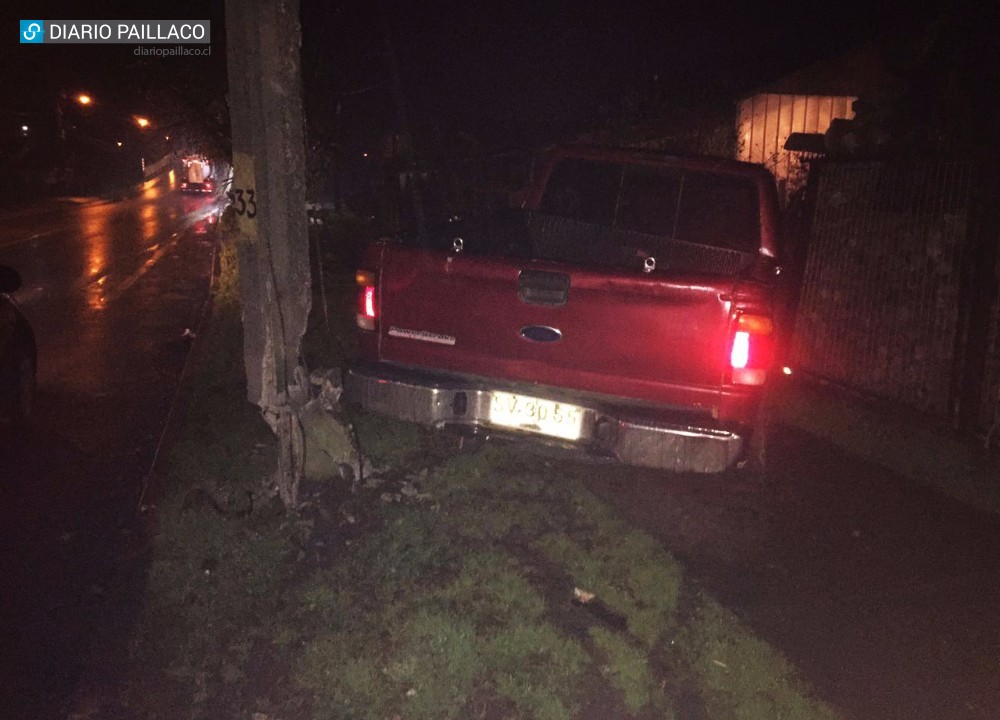 Camioneta impactó a una propiedad esta noche en Paillaco