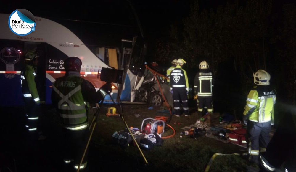 Confirman 2 fallecidos tras colisión frontal de bus y automóvil camino a Valdivia
