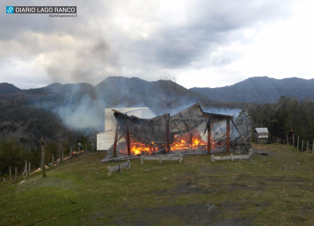 Incendio en sector cordillerano de Lago Ranco dejó 5 damnificados