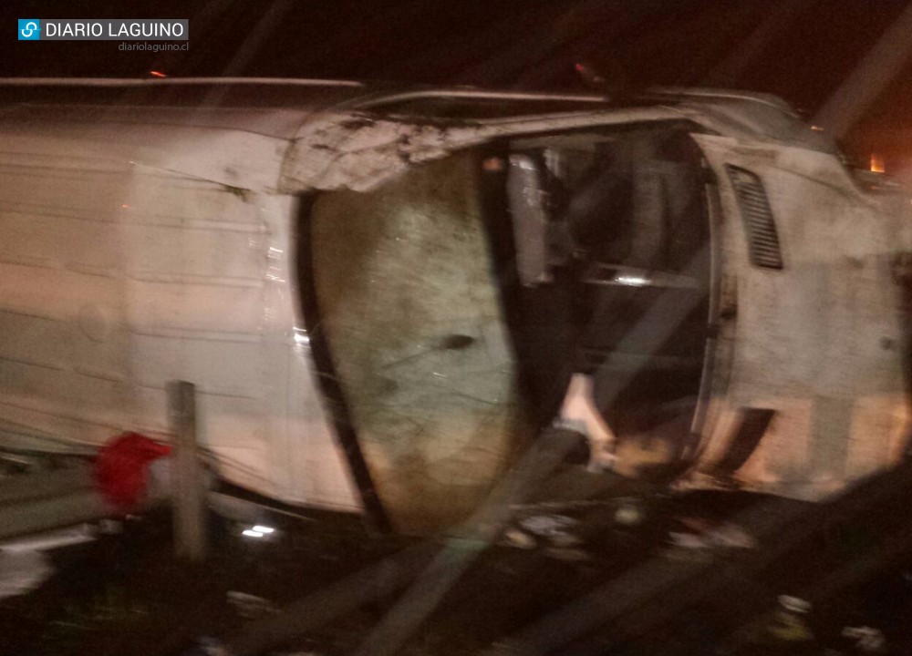 Vehículo con dos ocupantes volcó en cuesta Lipingüe de Los Lagos