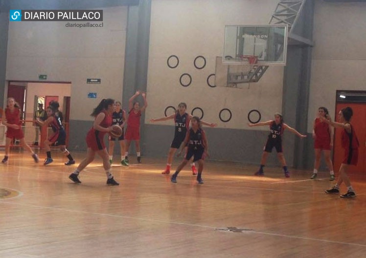Basquetbolistas de Paillaco avanzan en los Juegos Deportivos pese a perder el invicto