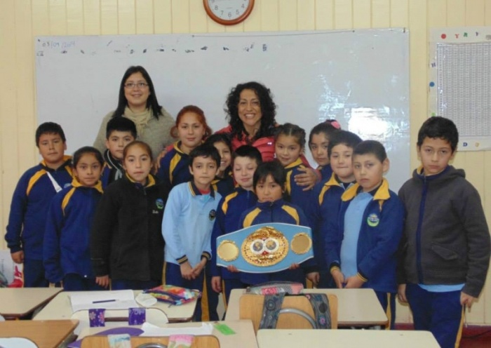Crespita Rodríguez realizó charla motivacional a estudiantes de la Escuela 21 de Mayo