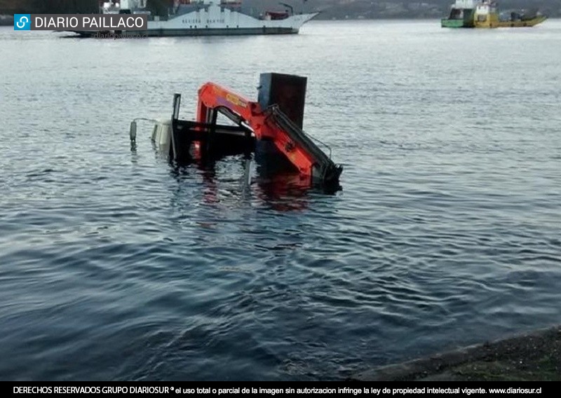 Camión de empresa Enerpa cayó al mar en canal Dalcahue