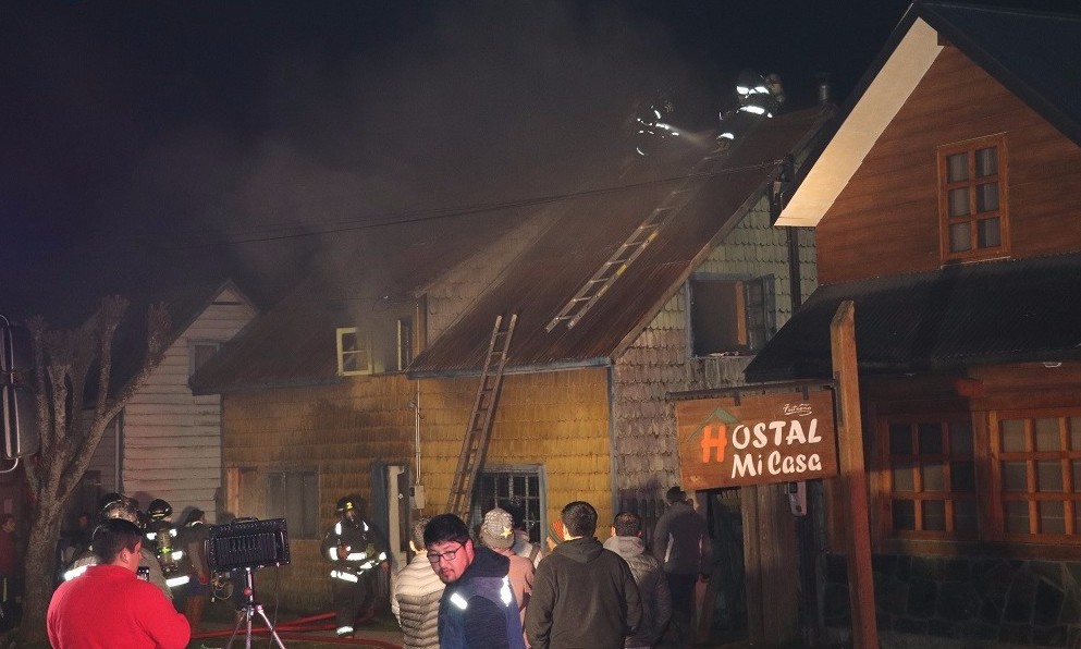 [FOTOGRAFÍAS] Bomberos evitó propagación de incendio de vivienda en Futrono