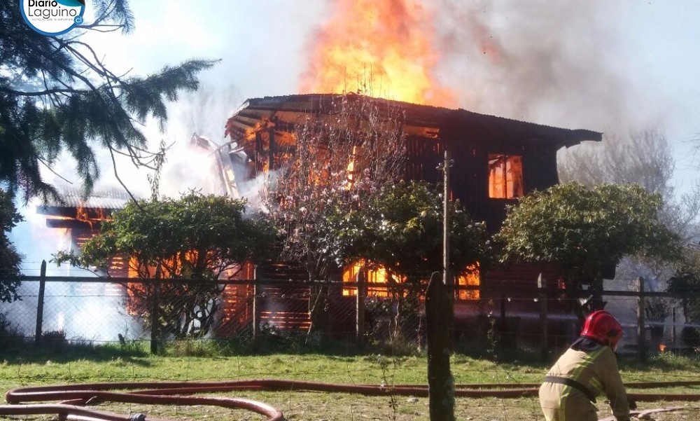 Adulto mayor de Los Lagos perdió su hogar en incendio 