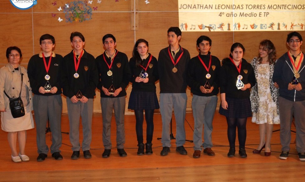 Estudiantes destacados del Liceo Rodulfo Amando Philippi de Paillaco fueron galardonados
