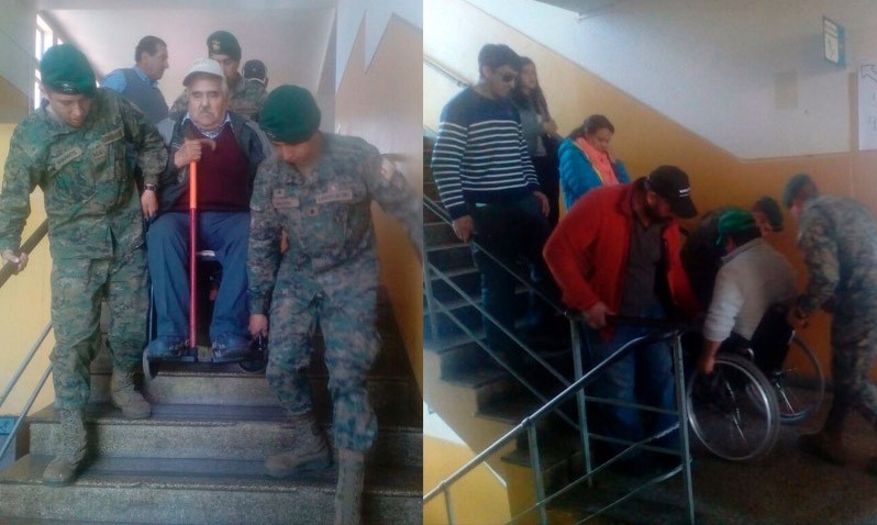 Lago Ranco: Militares cargaron a adulto mayor en silla de ruedas para que pueda votar