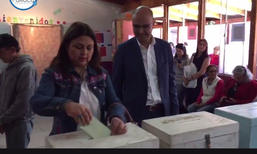 Alcaldesa Ramona Reyes votó con compañía de candidato a diputado Marcos Ilabaca
