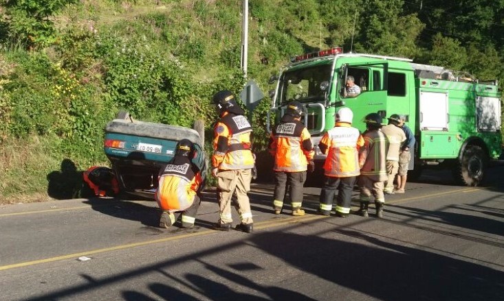 Automóvil volcó en Caunahue y sus ocupantes resultaron heridos