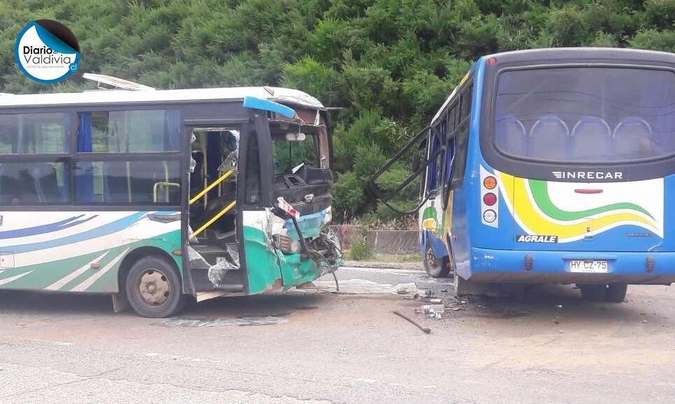 17 lesionados tras colisión de microbuses camino a Niebla