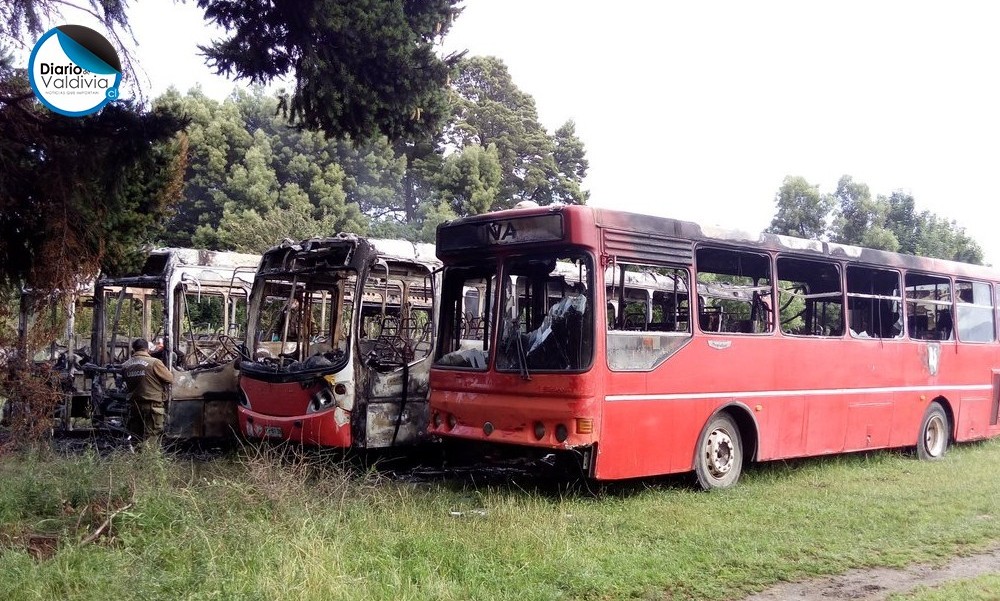 4 buses terminaron destruidos por acción del fuego en Valdivia