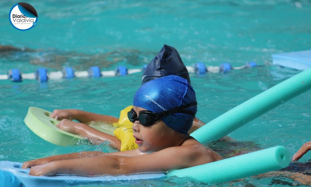 Niños se encantan con el agua en escuelas de natación del IND
