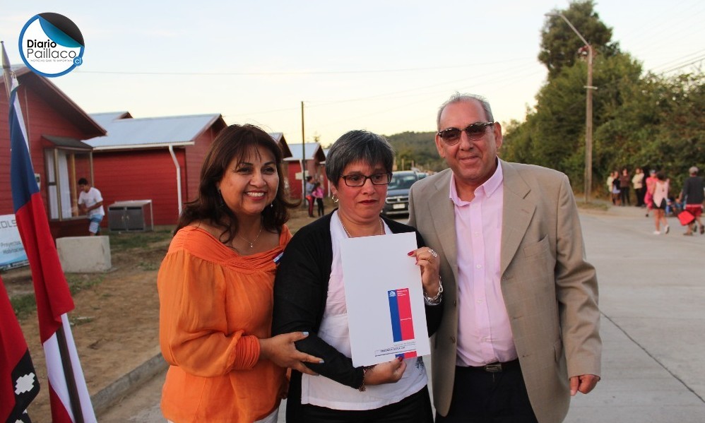 Familias de Paillaco recibieron títulos gratuitos de terrenos donde harán sus hogares