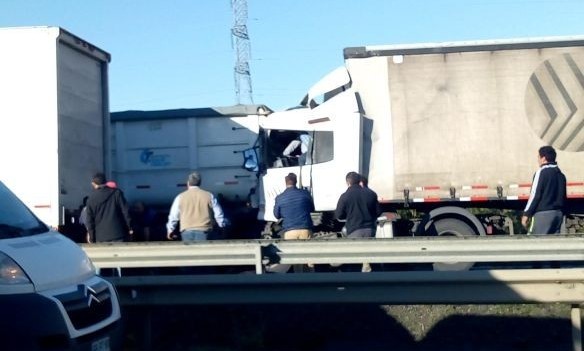Conductor de camión resultó lesionado tras protagonizar accidente en Ruta 5 Sur