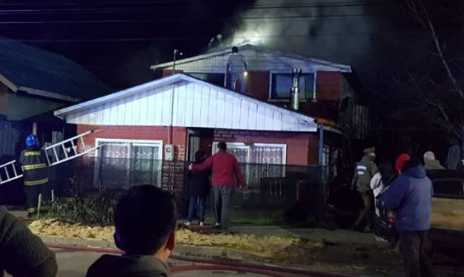 Bomberos controló incendio que afectó a 2 viviendas en Paillaco