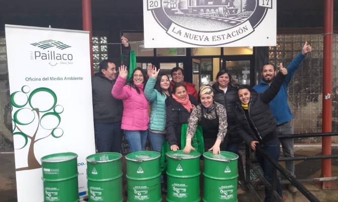 Emprendedores gastronómicos de Paillaco recibieron contenedores para reciclar aceites vegetales