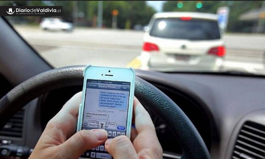 Diputado Ilabaca propone calificar como infracción gravísima uso del celular durante la conducción